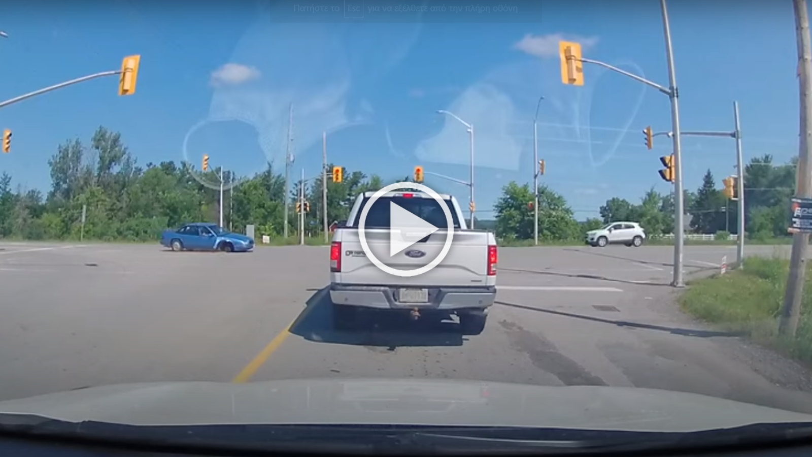 Αδέσποτη ρόδα περνάει όριο από αυτοκίνητο με μωρό! [video]